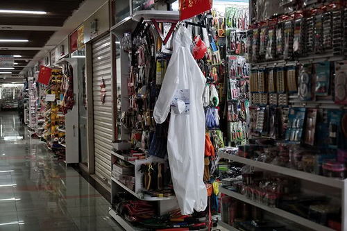 沒(méi)人來(lái)也要把店開(kāi)著 疫情風(fēng)暴中的義烏商貿(mào)城